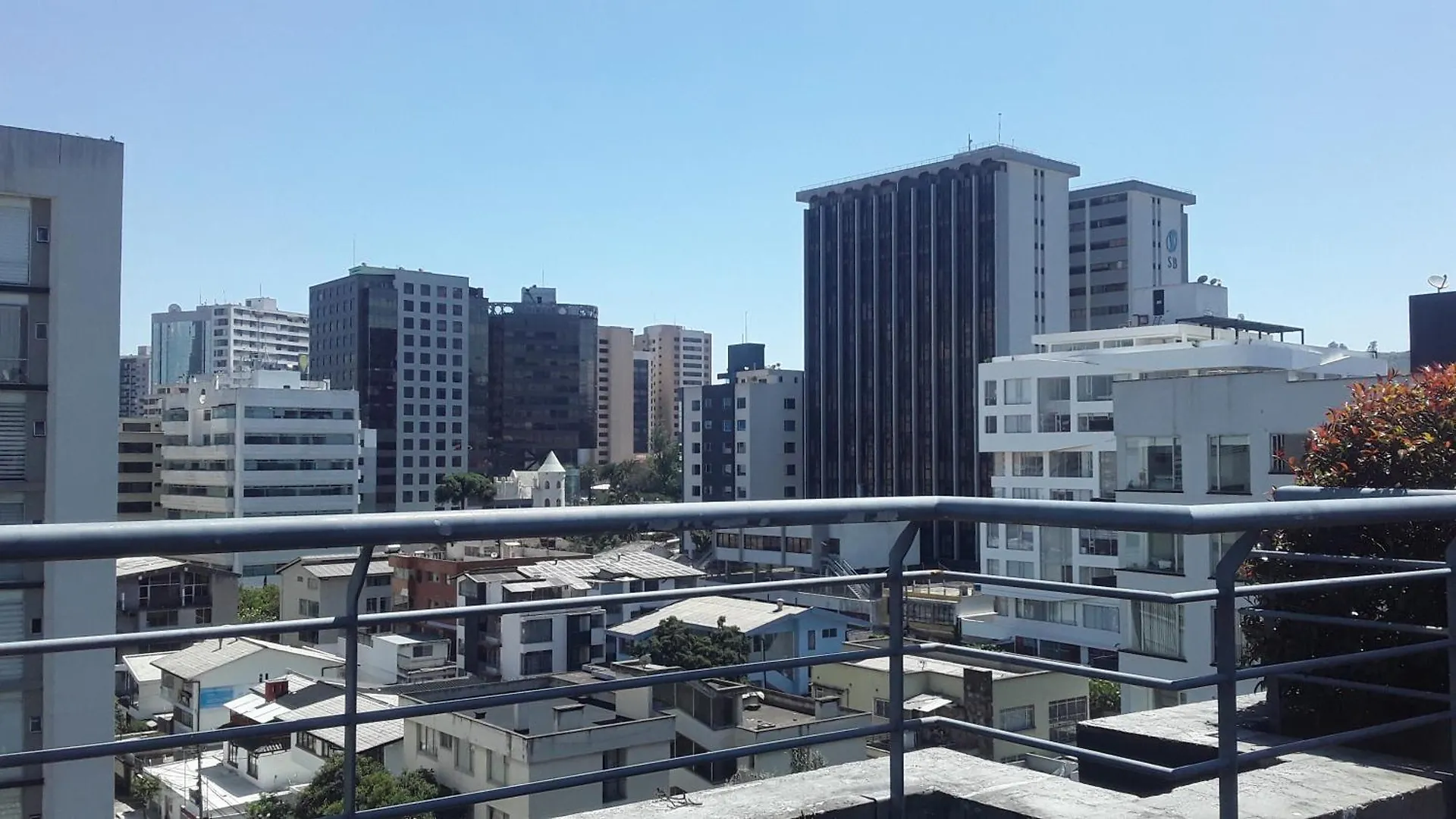 PLAZA FOCH - Piso 7 con BALCÓN 0*, Quito